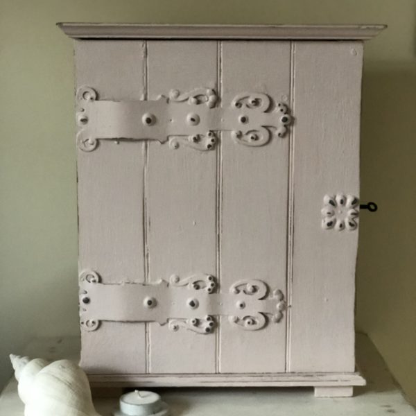 GORGEOUS PALE PINK CHIPPY CUPBOARD