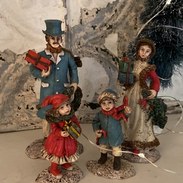 VINTAGE VICTORIAN FAMILY CHRISTMAS MODELS