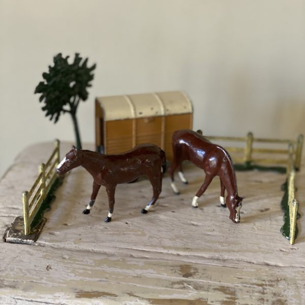 BEAUTIFUL VINTAGE LEAD HORSES AND TRAILER