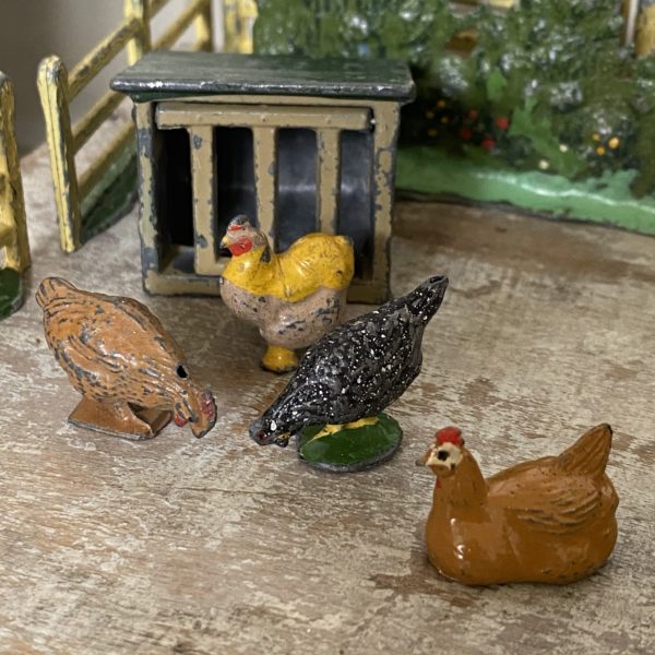 VINTAGE LEAD CHICKENS