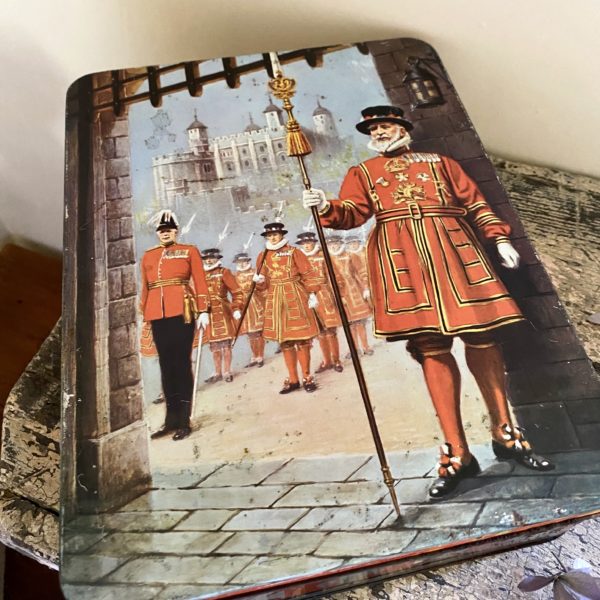 VINTAGE YEOMAN OF THE GUARD TOWER OF LONDON BISCUIT TIN