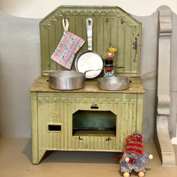 VINTAGE FRENCH METAL TOY COOKER AND PANS